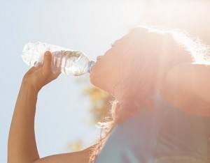 Bisogna bere tanta acqua… o no?