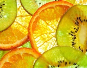 Centrifugato con arance, mela, kiwi e zenzero