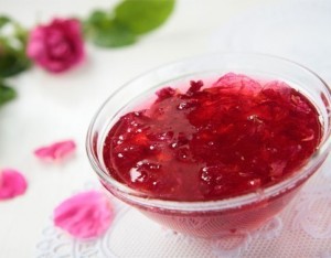 Confettura di fragole e petali di rosa