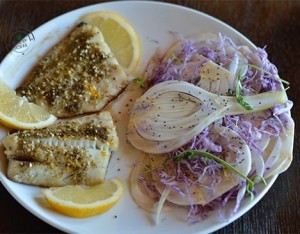 Filetti di merluzzo con insalatina di finocchi, cavolo viola e semi di chia