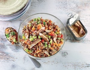 Insalata di quinoa con caponatina di verdure estive e sgombro