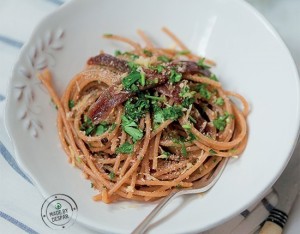 Spaghetti integrali con acciughe, prezzemolo e briciole