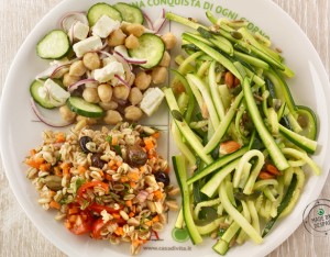 Piatto unico: zucchine, insalata di ceci, farro con verdure