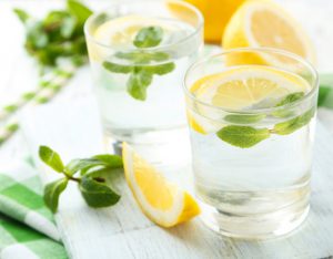 Acqua aromatizzata alla menta, limone e zenzero