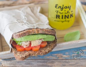 Sandwich con tonno, pomodoro e avocado