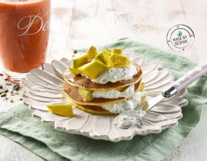 La colazione salata: pancake integrali con avocado e salsa allo yogurt