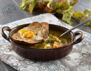 Zuppa di verdure ripassata al forno con uovo e crostone di pane