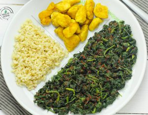 Piatto unico: spinaci alla paprika, pollo al curry e riso pilaf al cardamomo
