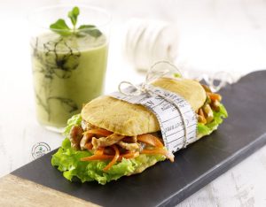 Sandwich di patate con straccetti di pollo e verdure