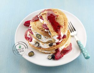 In cucina con la Redazione: come preparare i pancake integrali con frutti di bosco e yogurt greco alle nocciole