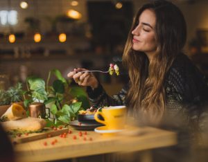 Pratica il Mindful Eating e impara a mangiare con consapevolezza