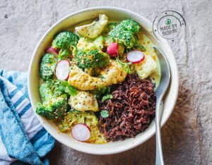 Curry di merluzzo e broccoli con riso rosso