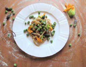 In cucina con la Redazione: come preparare le tagliatelle integrali con piselli, asparagi e fiori di zucca