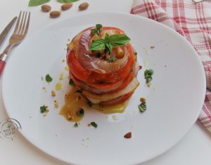 In cucina con la Redazione: come preparare la millefoglie di pomodoro e cipolla