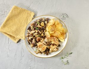 Coniglio con pinoli e olive taggiasche, radicchio stufato con castagne e chips di patate