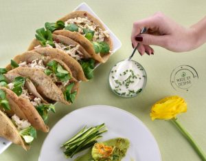 Tacos di lenticchie, pollo in salsa di anacardi ed erba cipollina