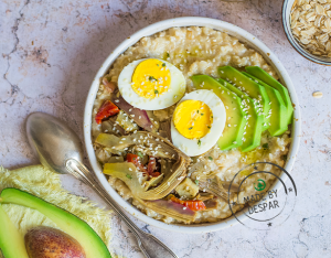 Porridge salato con uova, carciofi e avocado